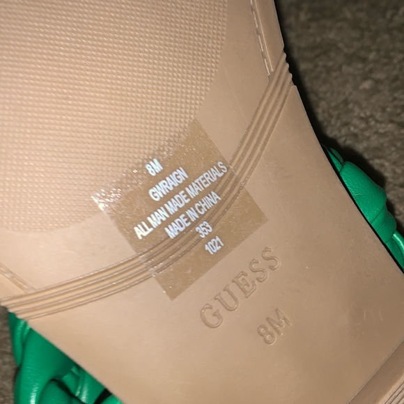 GUESS Raign Puffy Woven Flat Sandals. Size 8Medium Green. - Picture 4 of 4